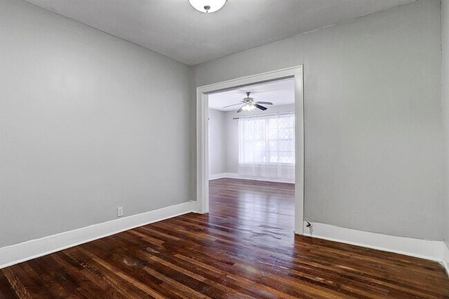 Building Photo - 1220 Waugh Dr