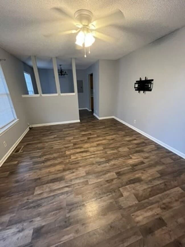 Building Photo - Adorable Oak Grove Home