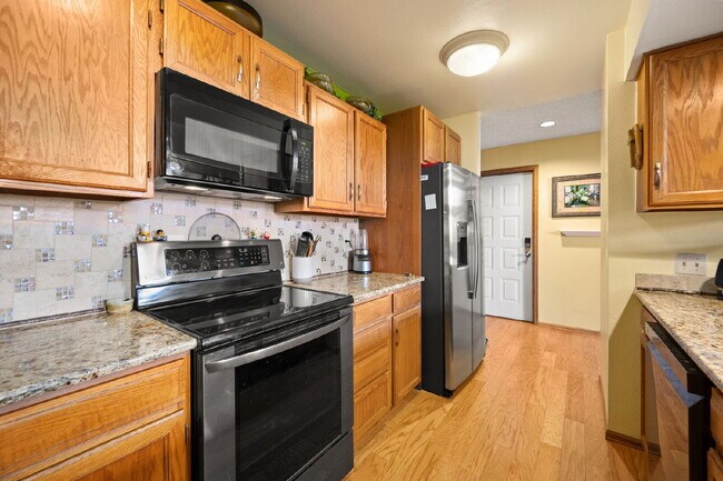 Foto del edificio - "Charming 2-Bed, 2-Bath Condo Retreat with 1530 Sq. Ft. of Comfort in Genesee!"