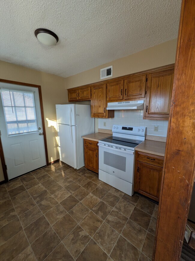 Building Photo - 16 NW Lakeview Blvd