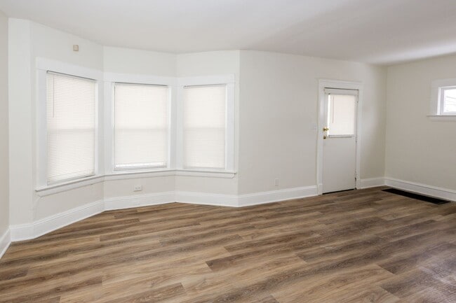 Foto del edificio - 3971 E 71st St