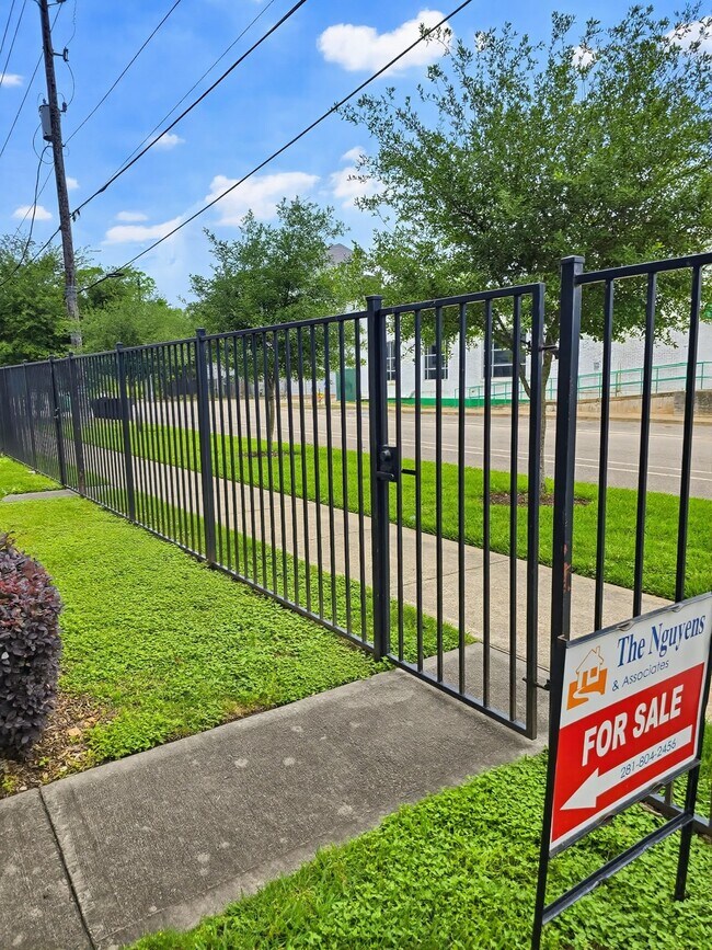 Building Photo - 2613 Hutchins St