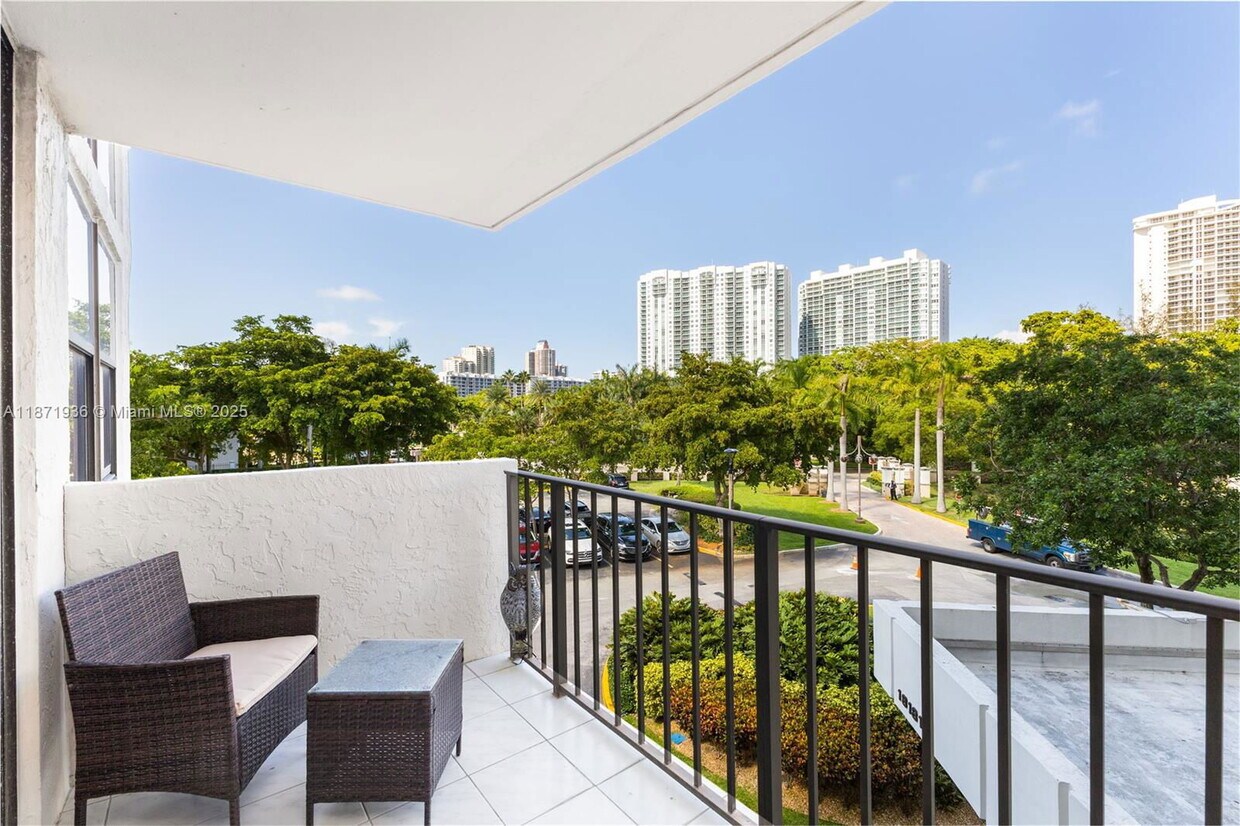 Foto principal - 18181 NE 31st Ct