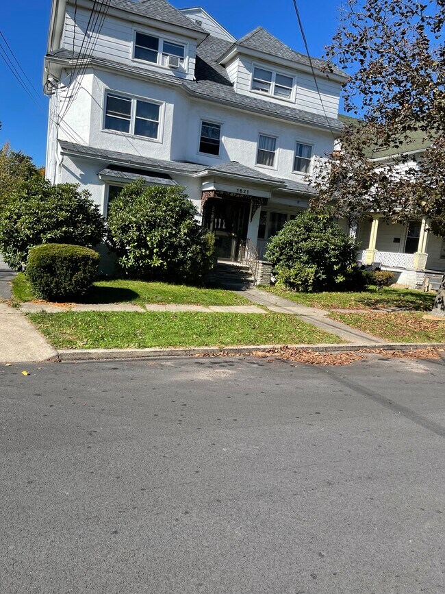 Main Entrance - 1621 Capouse Ave