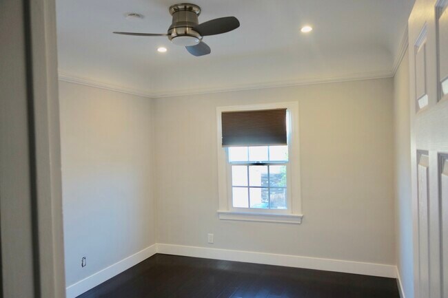 Building Photo - 430 N Stanley Ave
