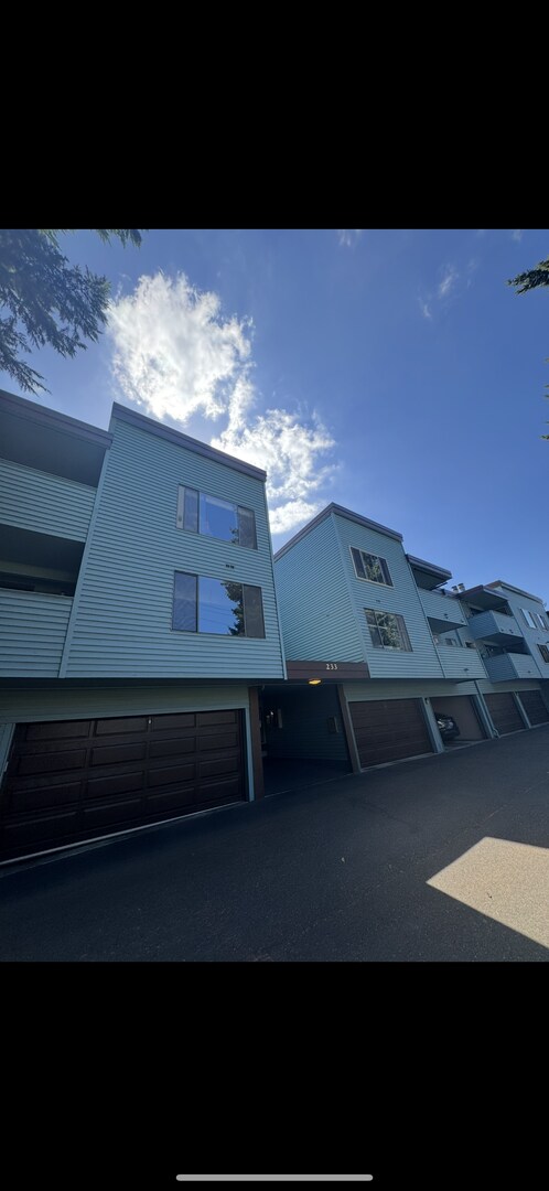 Building Photo - 2 Bedroom 1 Bath Burien Condo 995sf, Firep...