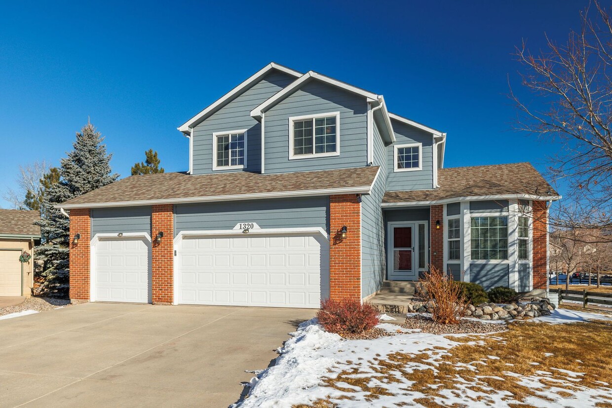 Foto principal - Gorgeous 6 bedroom 2 story, 3 car garage h...