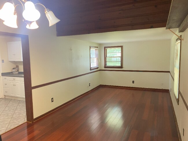 Building Photo - 302 Meota St