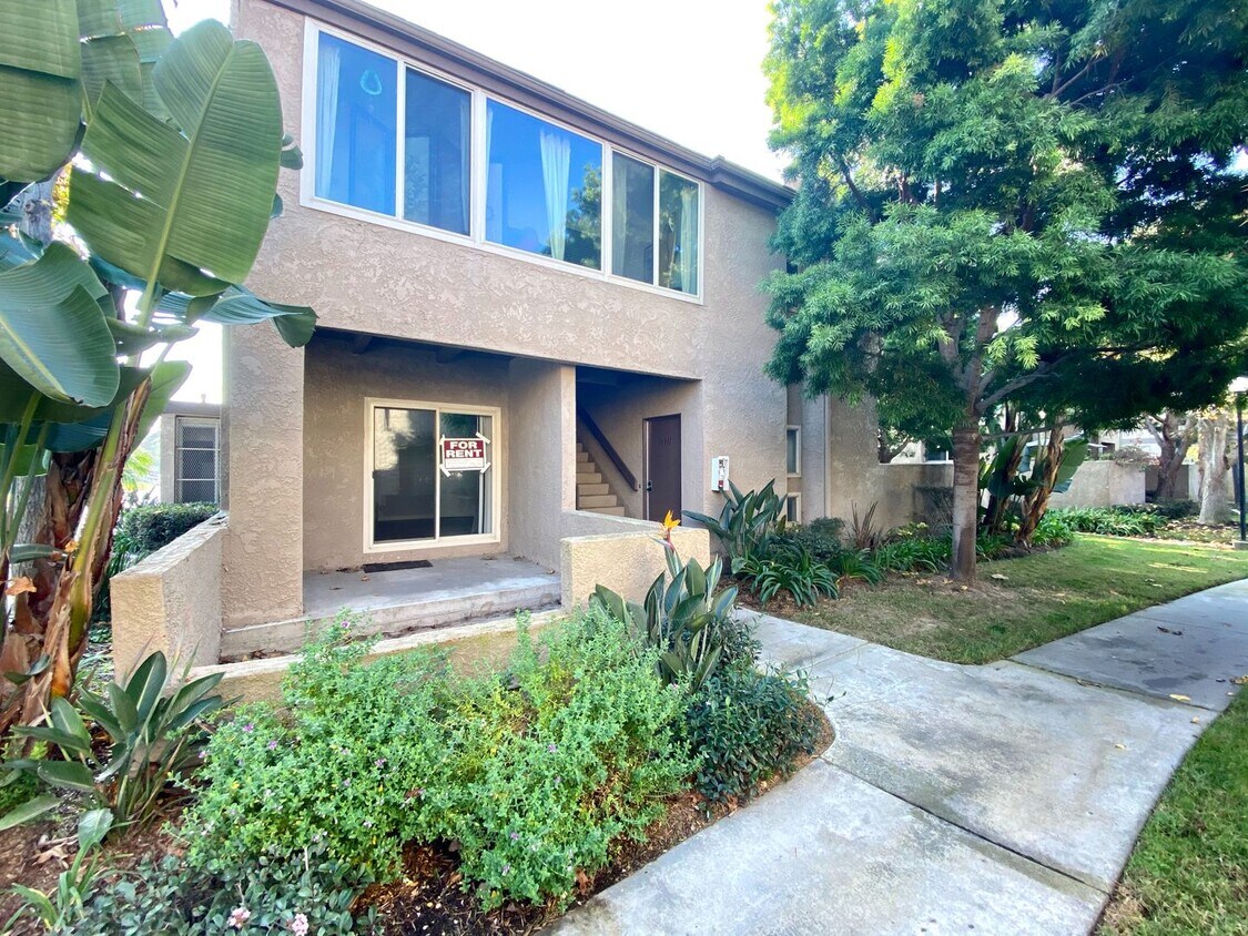Primary Photo - Large One Bedroom For Rent - Huntington Beach