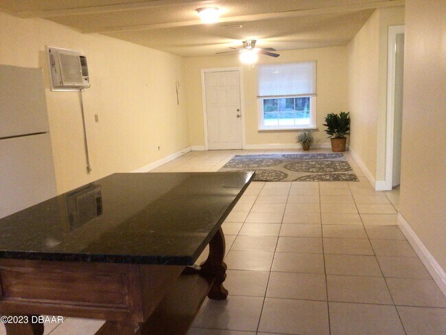 Foto del edificio - 913 1/2 Madeline Ave-