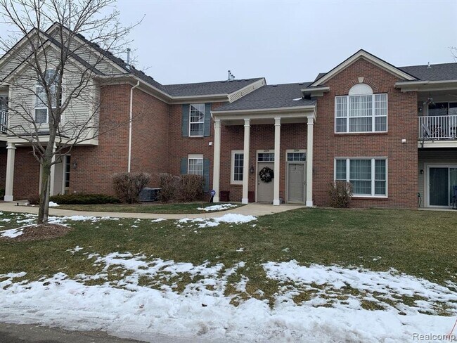 Foto del edificio - MOVE IN READY CONDO IN WALLED LAKE!