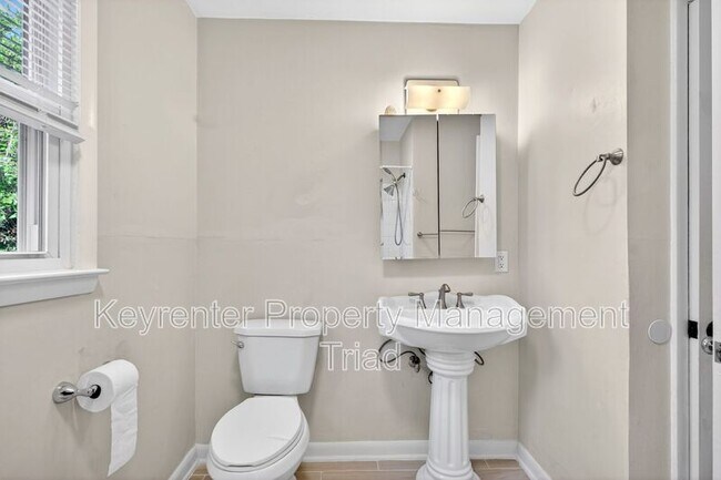 Foto del edificio - 1821 W Meadowview Rd