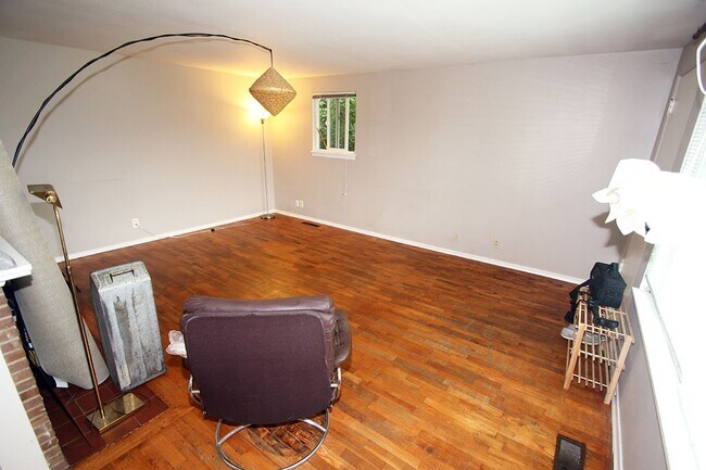 Foto del edificio - CHARMING 2 BED WEDGWOOD HOME W WOOD FLOORS, LARGE SHED, & LARGE LOT!
