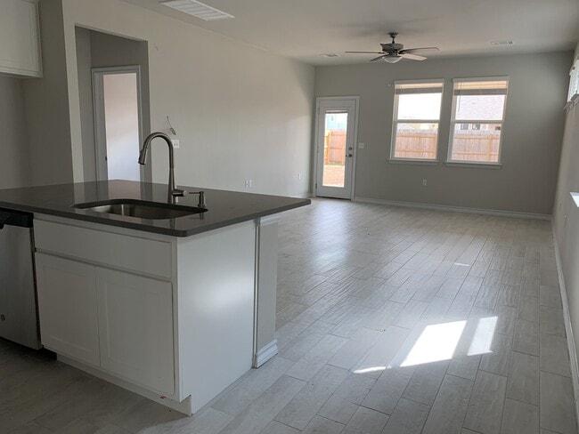 Building Photo - 1607 Adobe Walls Way