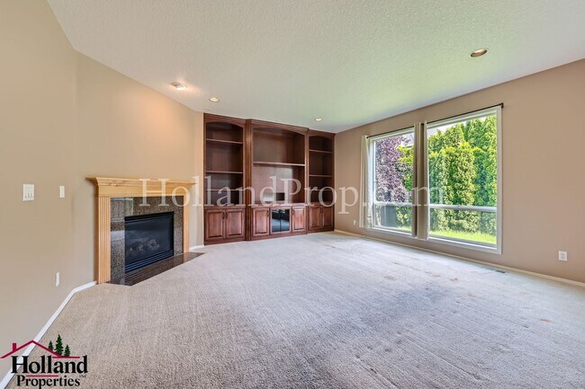 Building Photo - Gorgeous & Spacious 4 Bed, 2.5 Baths Home Ready for You! ** Special discount of $150 on your firs...