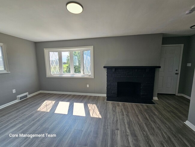 Building Photo - Fully Updated 3 bedroom 2 bathroom House f...