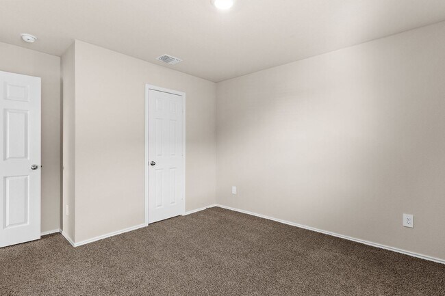 Foto del edificio - 4 bedroom 2 bath in Creekside Hills with Pool Access