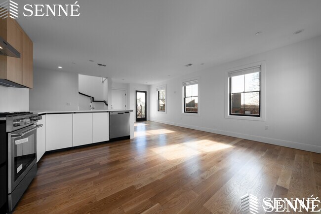 Building Photo - 332 E 8th St