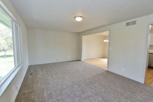 Building Photo - Spacious Home in Quiet Neighborhood