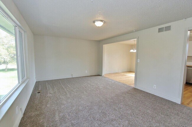 Foto del edificio - Spacious Home in Quiet Neighborhood