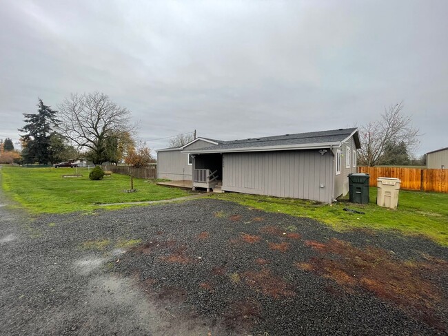 Building Photo - A rare find! Do not miss this 3 bedroom ho...