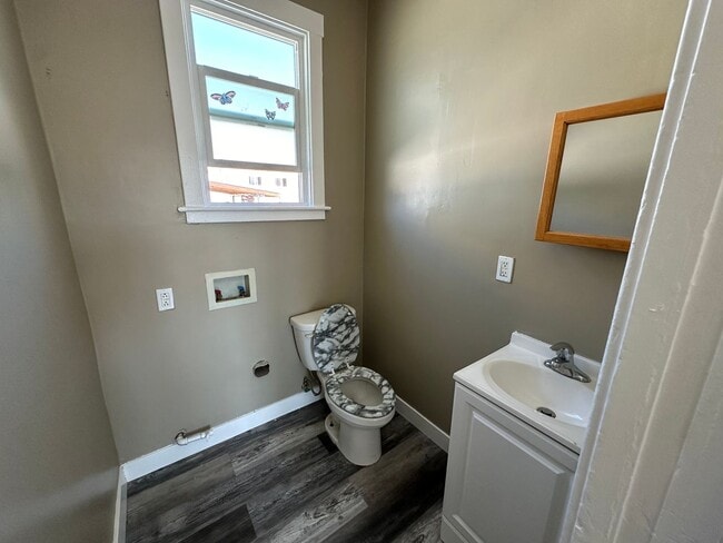 Foto del edificio - Rare 4BR Upstairs Gem – Light-Filled & Ove...