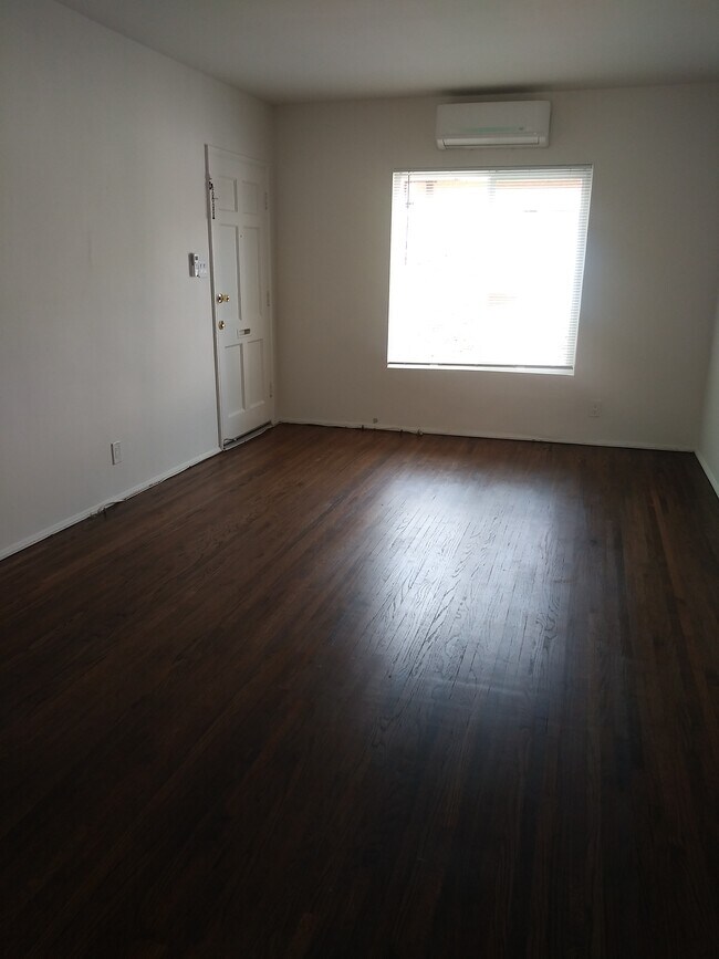 Living Room - 1726 N Hollywood Way