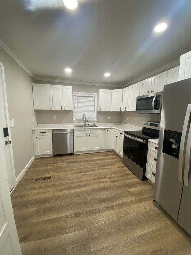 Kitchen - 1021 Longbrook Dr