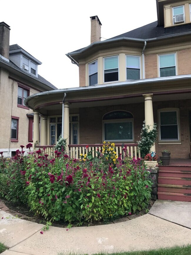 Foto del edificio - 1242 E High St