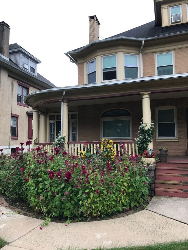 Building Photo - 1242 E High St