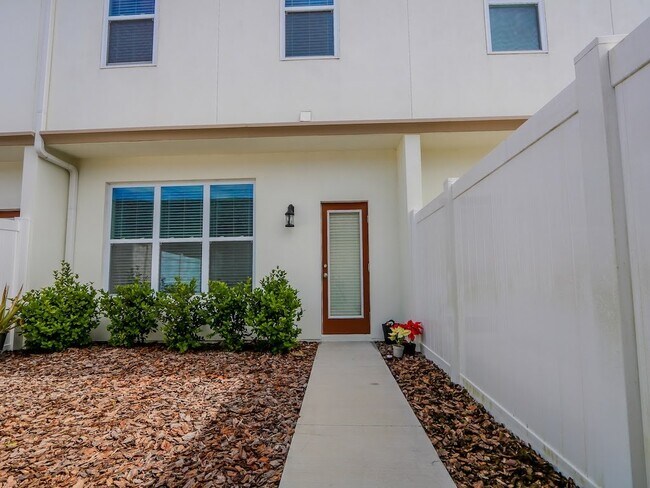 Foto del edificio - 15537 Honeybell Dr