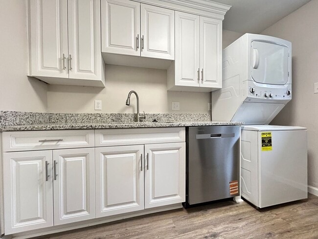 Building Photo - Beautifully Renovated Home – 4th Bedroom Option!