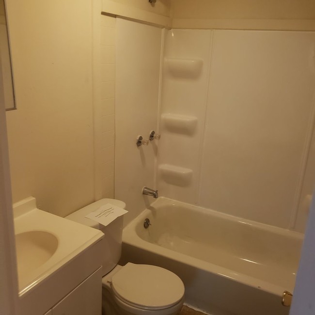 Building Photo - Cozy 3 bdedroom