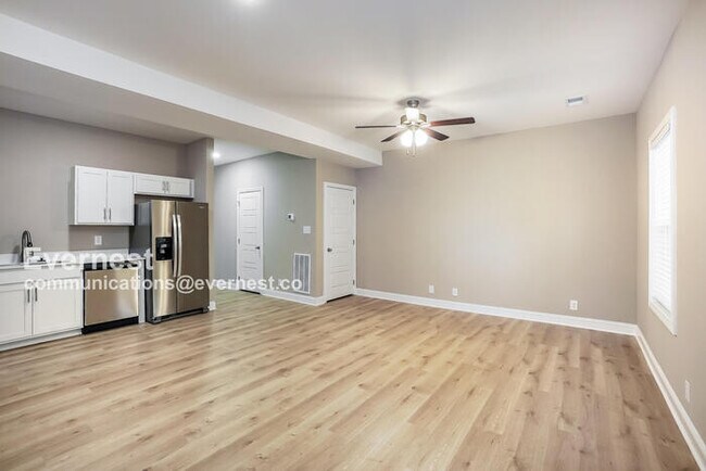 Foto del edificio - Charming 2-Bedroom Clarksville Home – Pets...