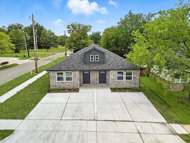 Building Photo - 3206 Sayle St