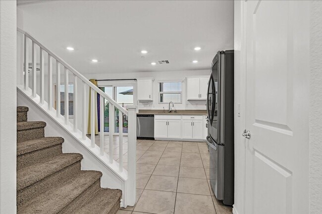 Building Photo - Henderson Townhouse With Views