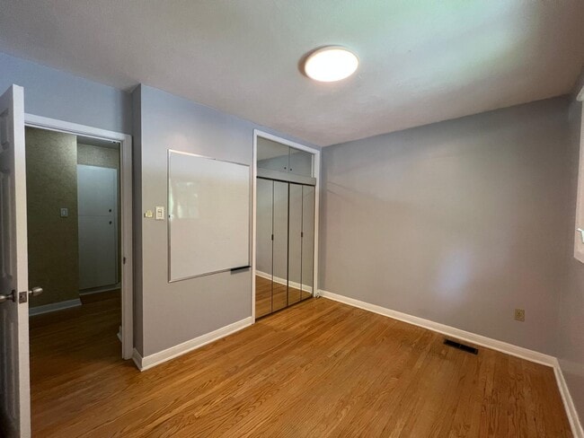 Building Photo - 6 Heathcote Av