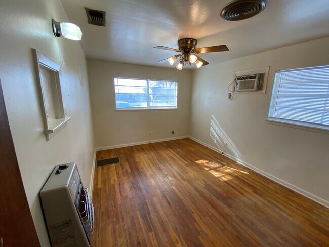 Building Photo - Awesome 4 bedroom 3 bath 2 car garage home!