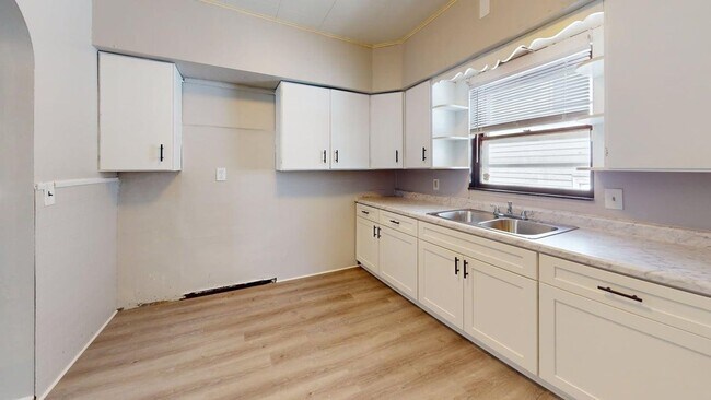 Building Photo - Cozy & Updated 2 Bedroom Home in Cleveland, OH