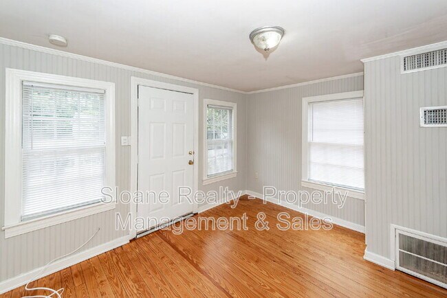 Foto del edificio - 2214 B Midland Park Rd