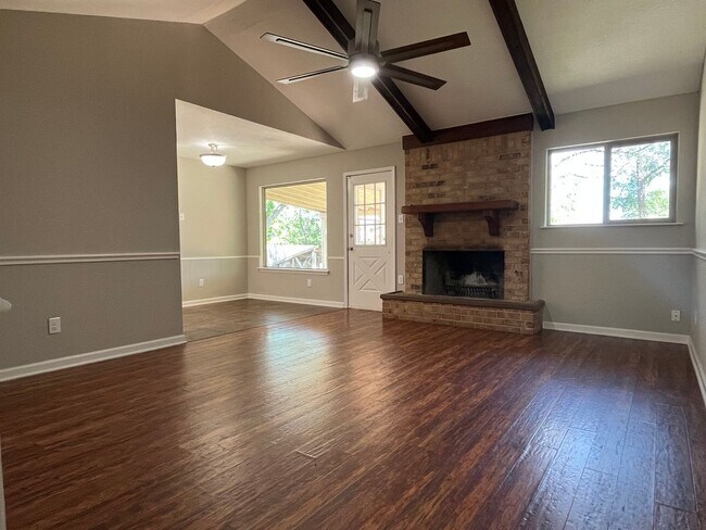 Building Photo - Great 3/2, Perfect Location