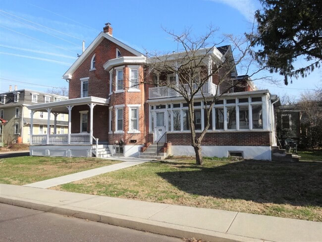 Building Photo - 403 School St