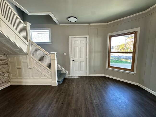 Building Photo - Five Bedroom House Available in Battle Creek