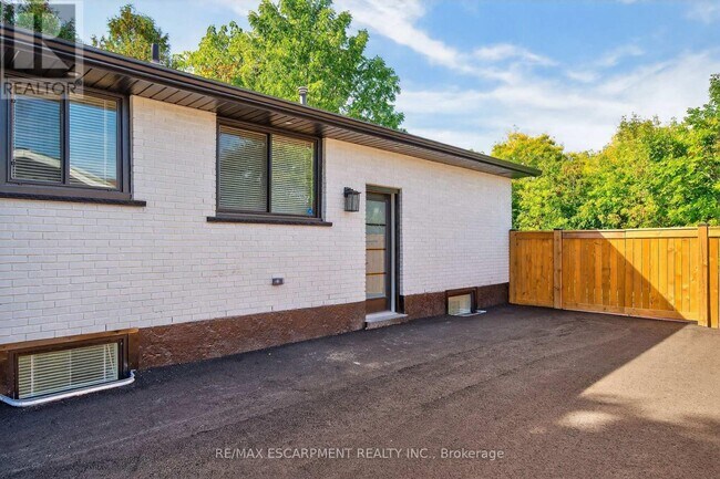 Building Photo - 75 Britten Close