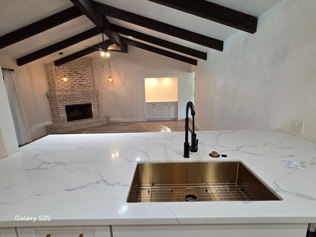 Foto del edificio - Large Four Bedroom with a Pool in Folsom