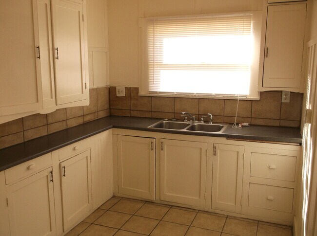 Foto del edificio - Cute 2 Bedroom/1 Bath in Good Condition