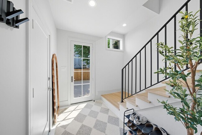 Building Photo - 5437 Darling St