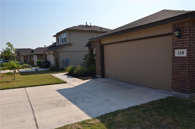 Foto del edificio - 218 Linden Ln