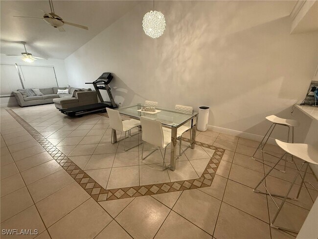 Foto del edificio - 4220 Looking Glass Ln