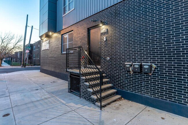 Foto del edificio - 2045 N College Ave